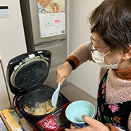 食事の用意をしている様子